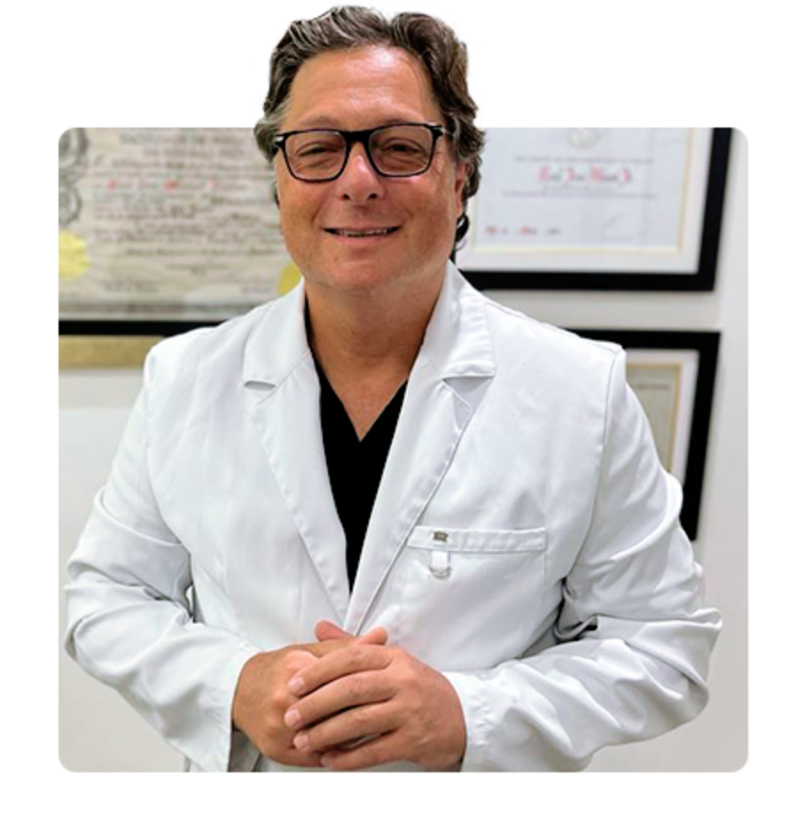 Foto do Doutor Mauad, um homem branco com cerca de 50 anos, cabelos castanhos, óculos preto e jaleco branco