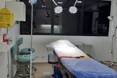 Foto da sala de operação com vários equipamentos médicos novos