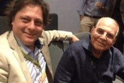 Foto antiga do Doutor Mauad com o Prof. Ivo Pitanguy em um auditório