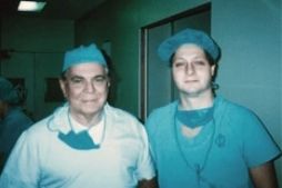Foto antiga do Doutor Mauad com o Prof. Ivo Pitanguy ambos com roupas de cirurgião